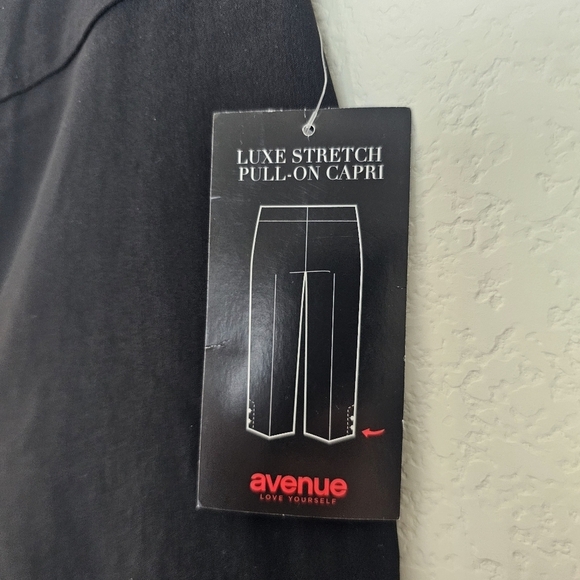 AVENUE Luxe Stretch Gracie Eyelet Capri - Picture 3 of 13